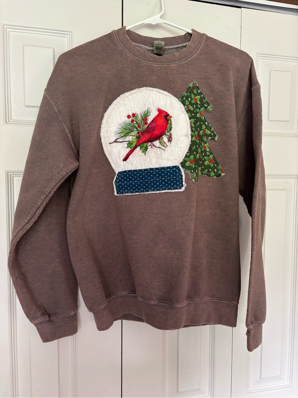Gildan Brown Crewneck Sweatshirt with Cardinal Snow Globe Applique